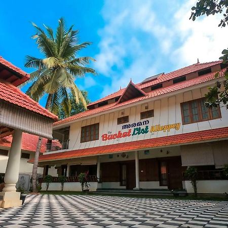 Aramana Holiday Inn Alappuzha Экстерьер фото