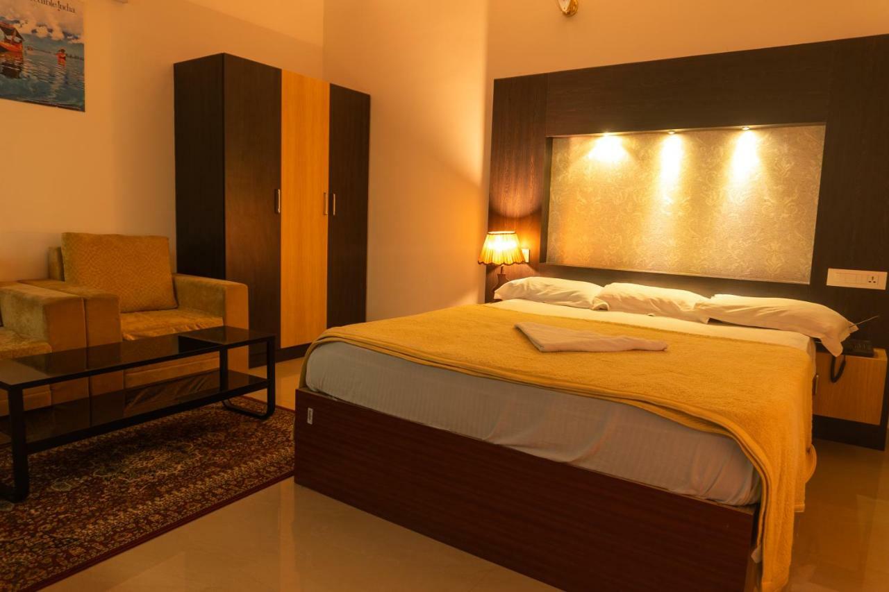 Aramana Holiday Inn Alappuzha Экстерьер фото