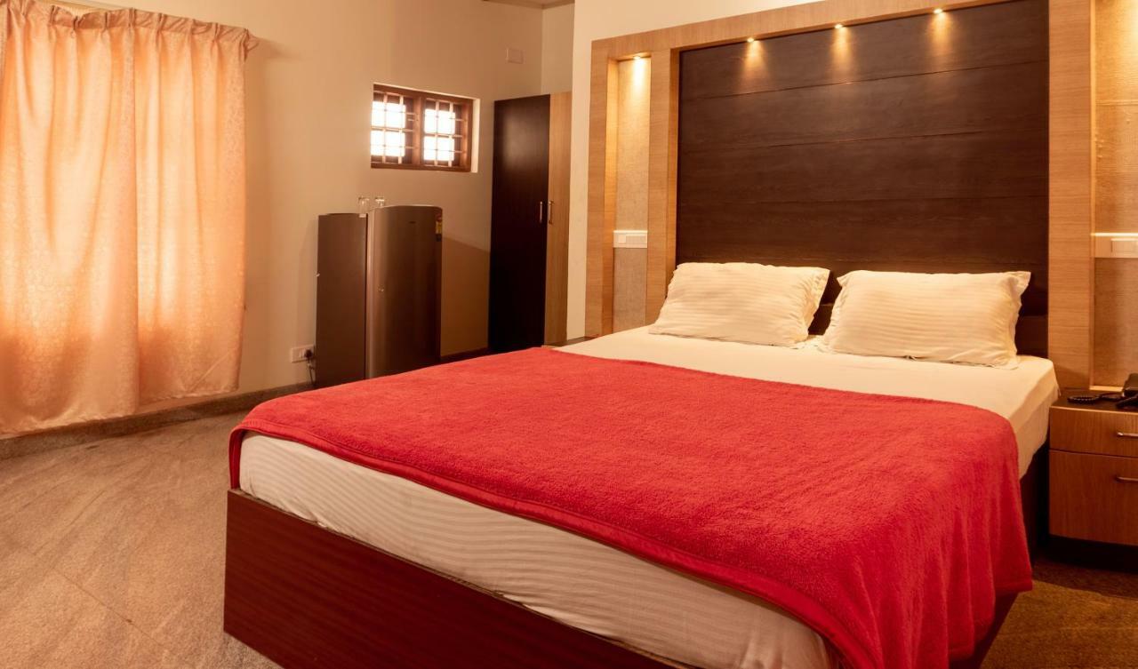 Aramana Holiday Inn Alappuzha Экстерьер фото